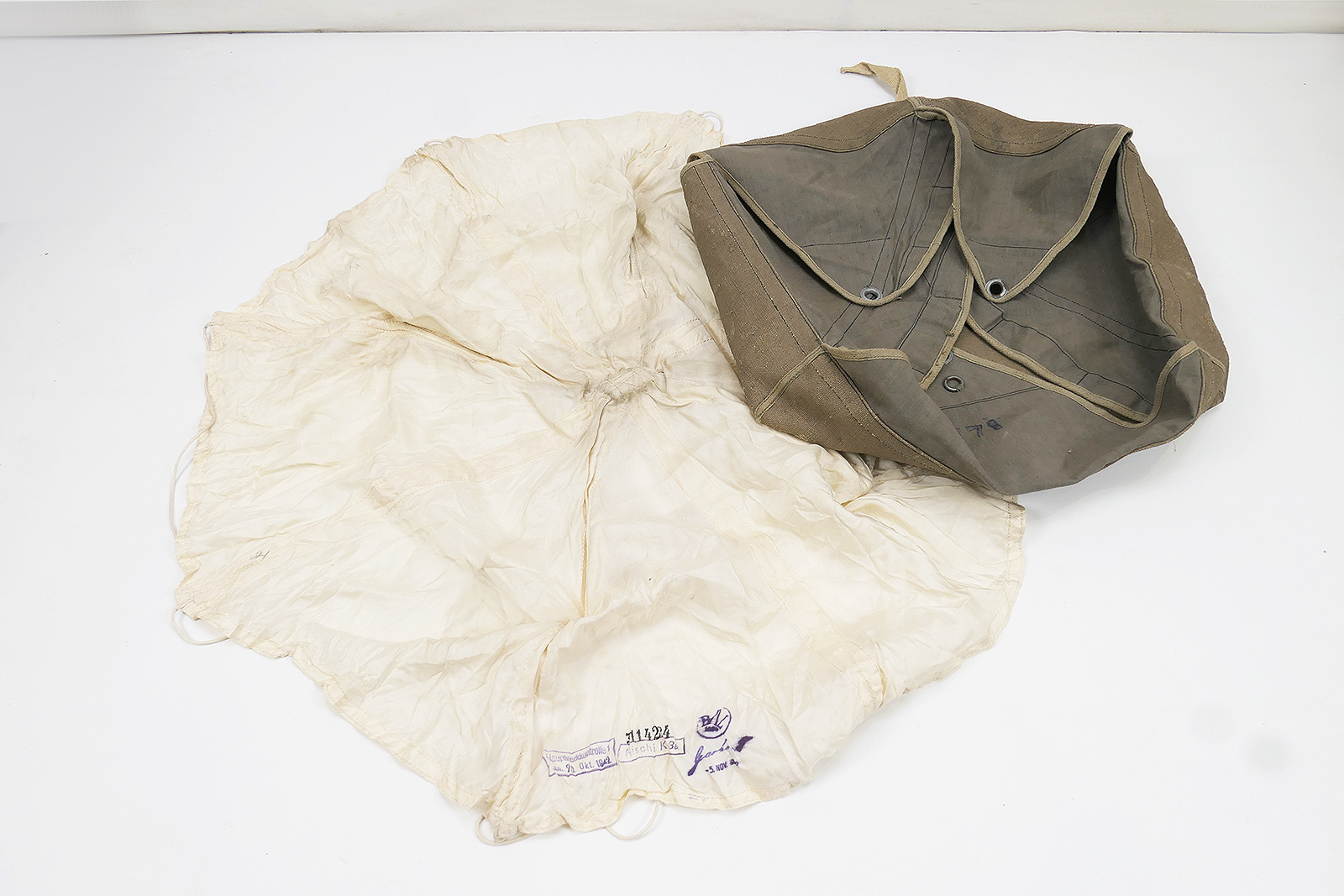 Original Wehrmacht Fallschirmtasche mit kleinem automatik Fallschirm JU 88 Bomber