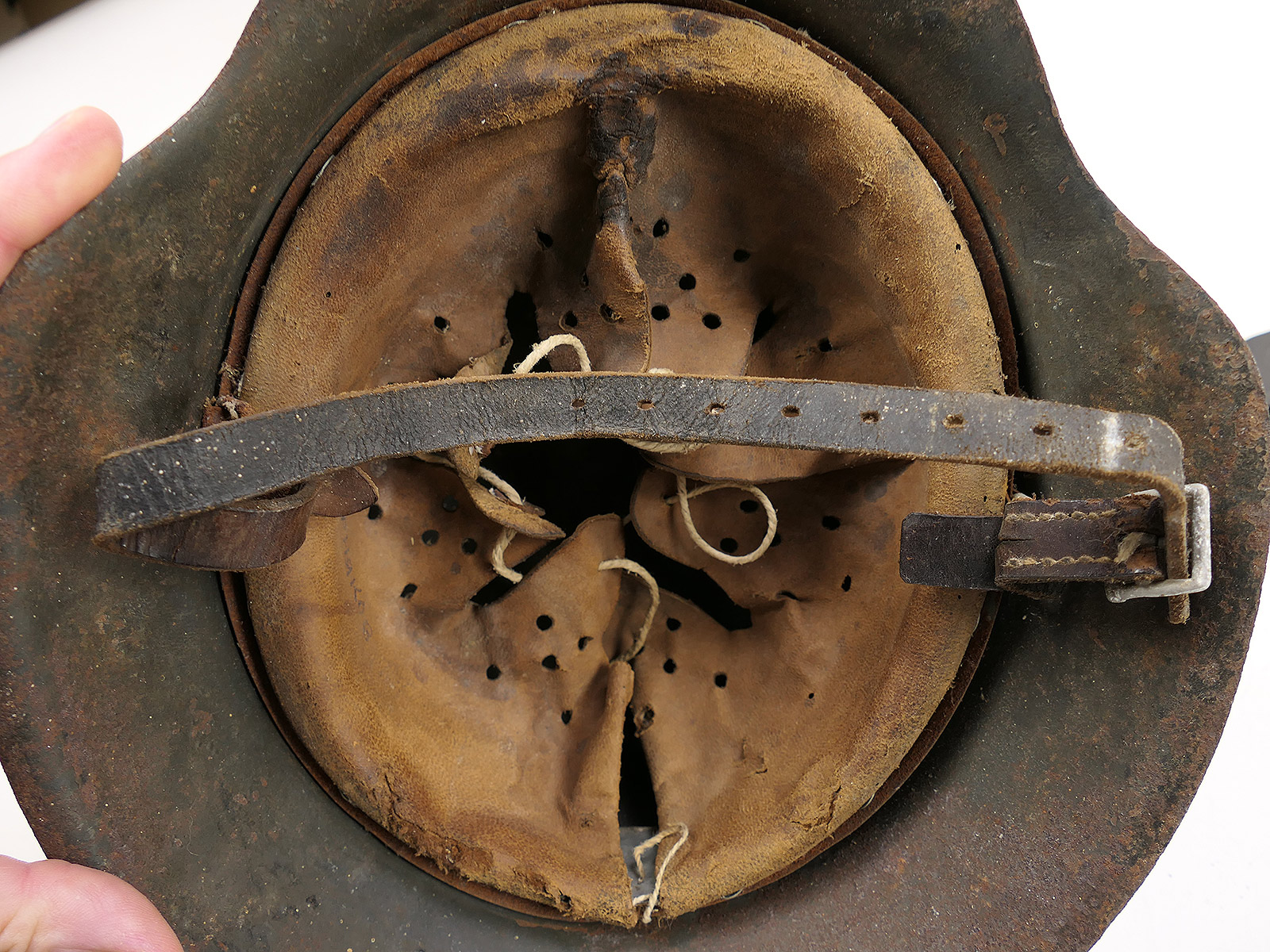 Wehrmacht SD Stahlhelm M42 mit Helmfutter u. Kinnriemen ORIGINAL SCHEUNENFUND