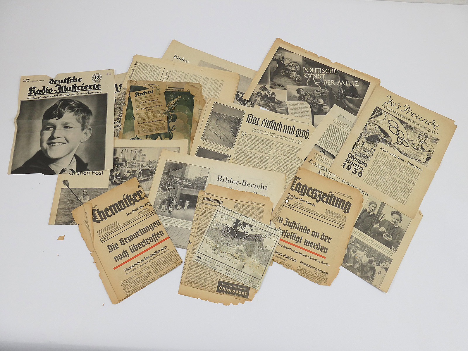 P1760528 Konvolut Ausschnitte Teile von Zeitungen / Zeitungsausschnitte Zeitungsblätter aus der Zeit
