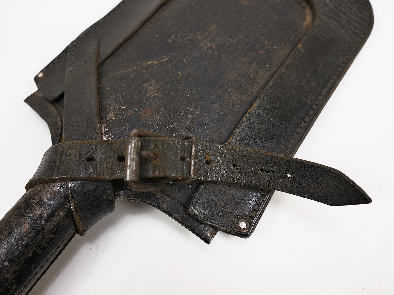 Antiker Infanterie Spaten mit Stempelung in Ledertasche / Spatentasche COLLECTION