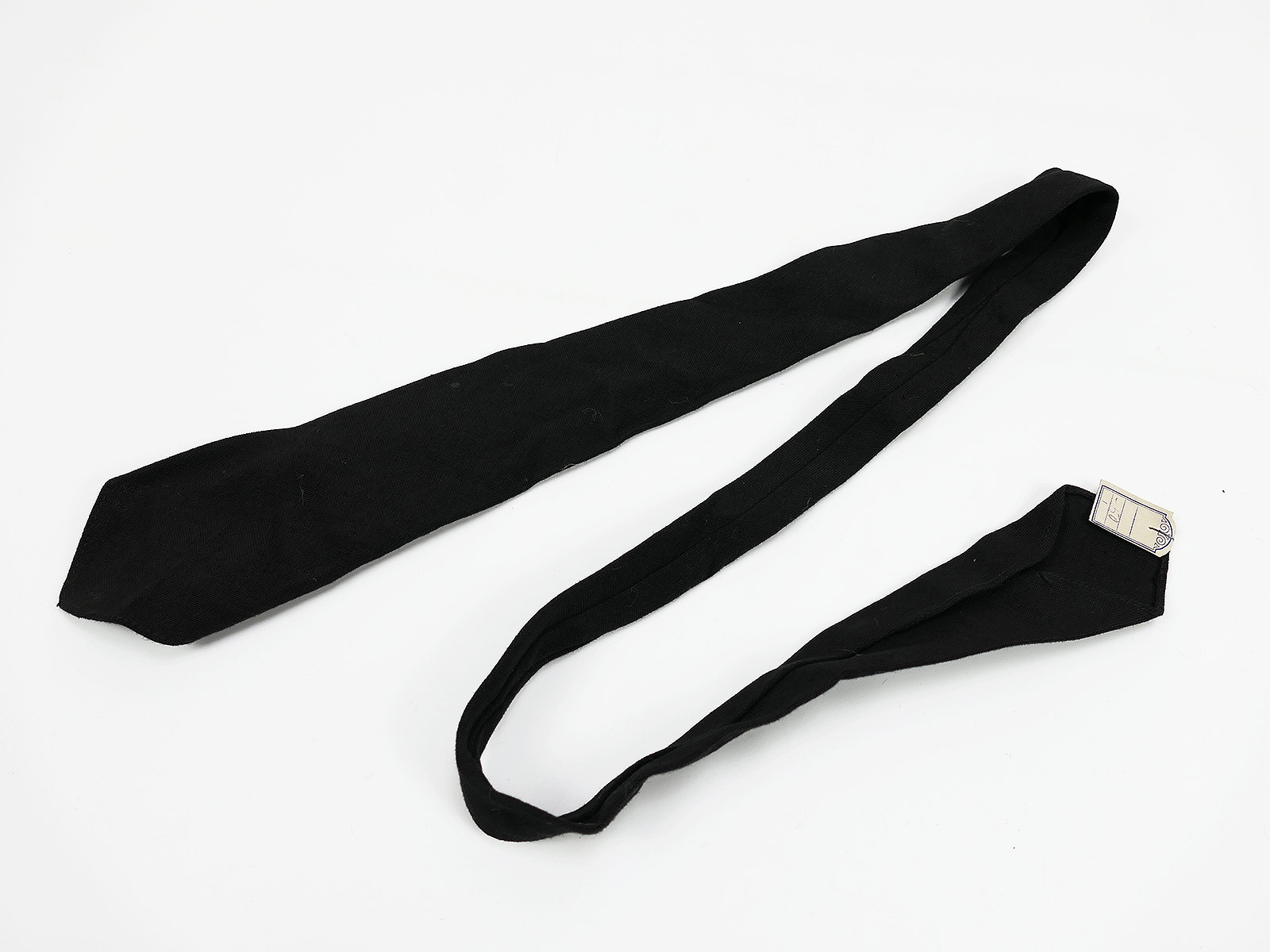 Schwarze Krawatte Schlips Dienstkrawatte aus der Zeit mit Original Preisschild Schwarze Krawatte Schlips Dienstkrawatte aus der Zeit mit Original Preisschild