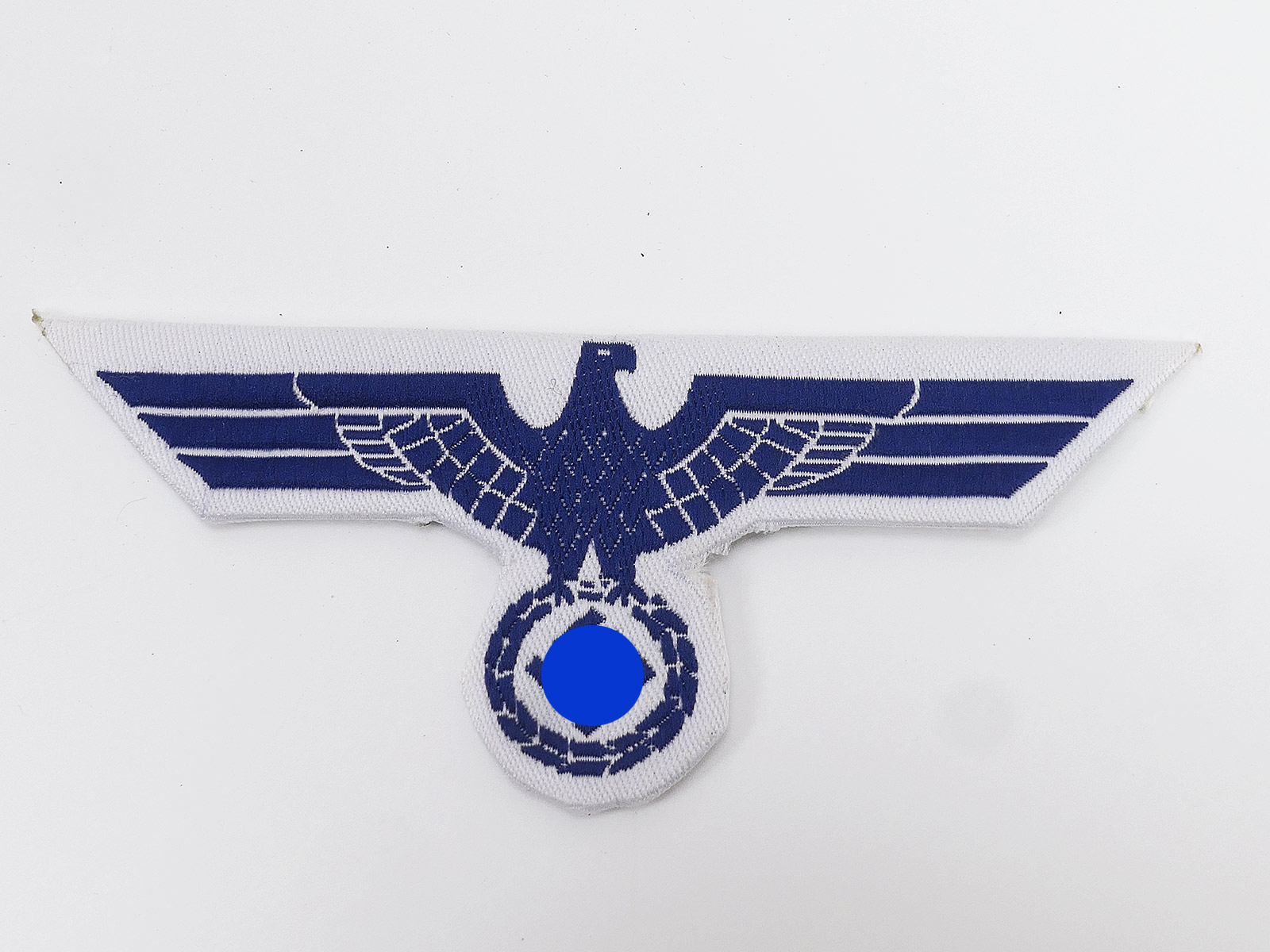 Wehrmacht Kriegsmarine Uniform Brustadler gewebt weiß/blau UV neutral ausgeschnitten und gefaltet