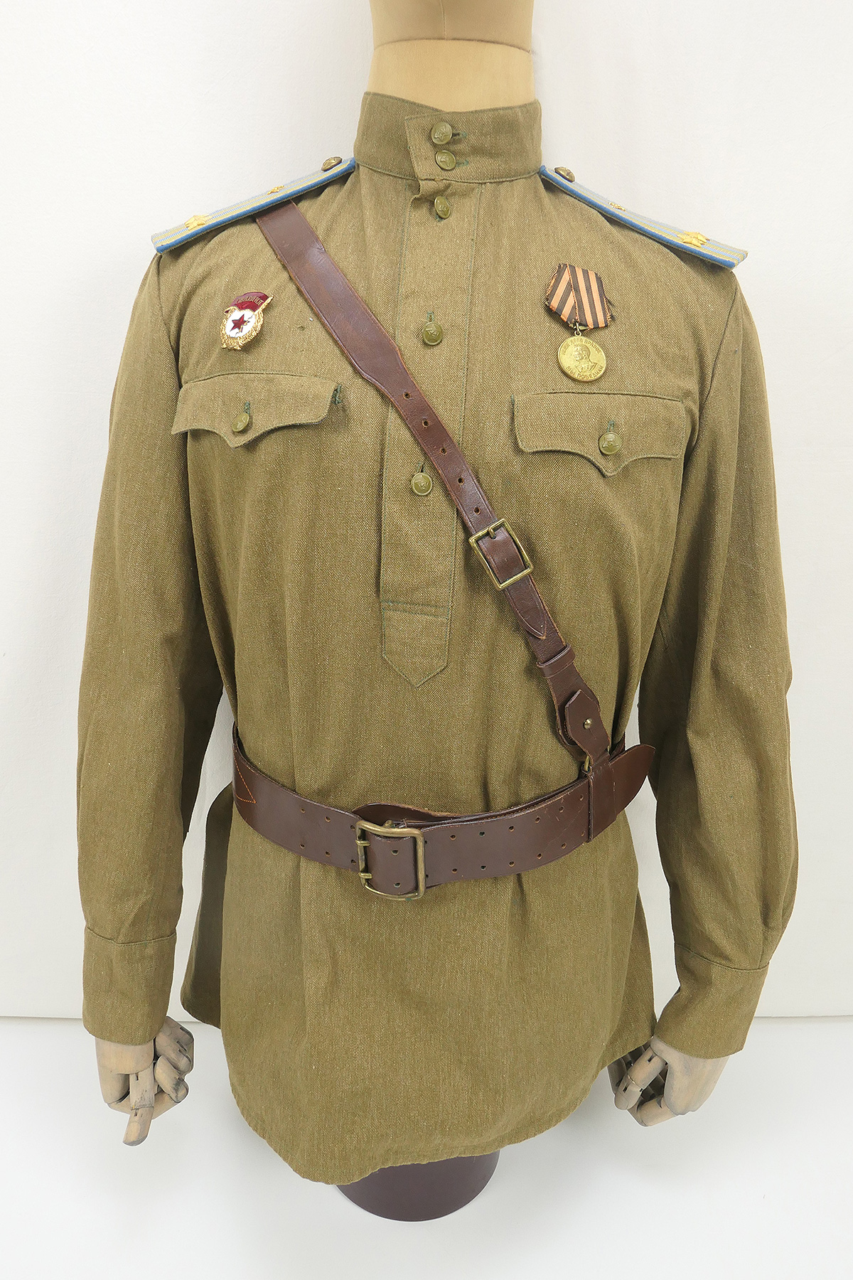 P1500062 Russische Uniform Ensemble der Luftwaffe mit Koppel Leibriemen Auzeichnungen Russland Rote Armee