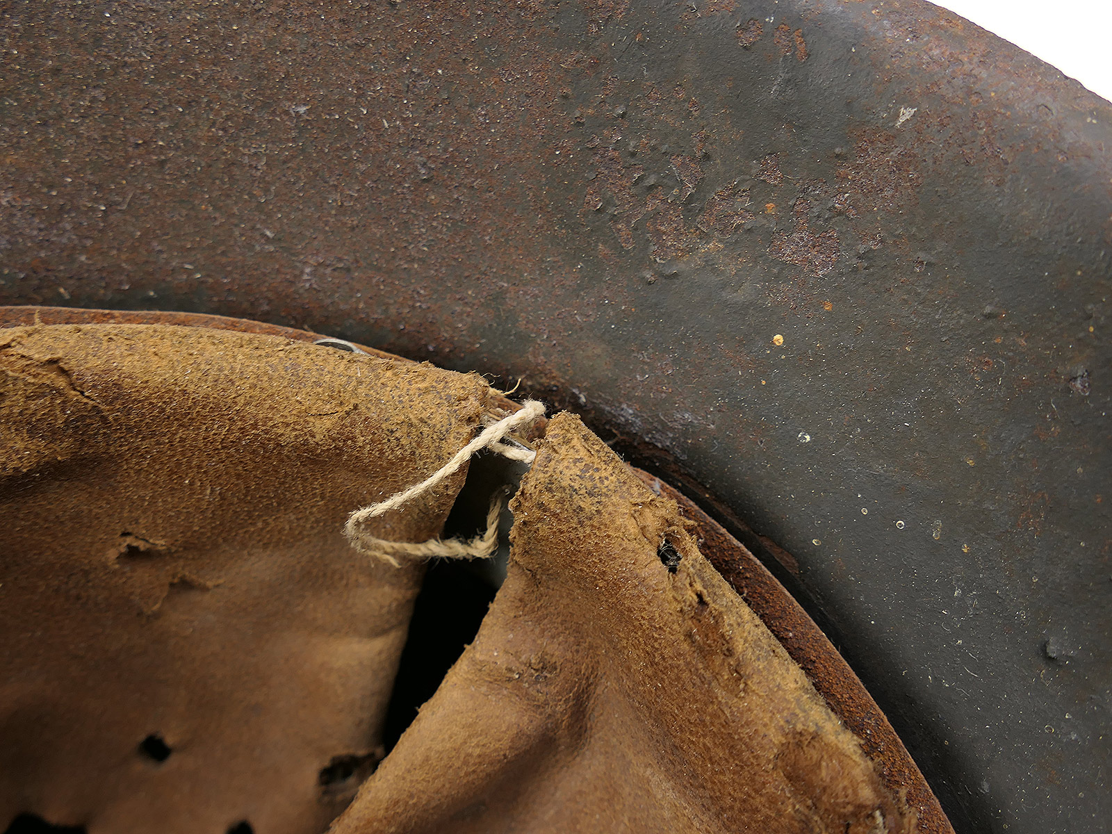 Wehrmacht SD Stahlhelm M42 mit Helmfutter u. Kinnriemen ORIGINAL SCHEUNENFUND