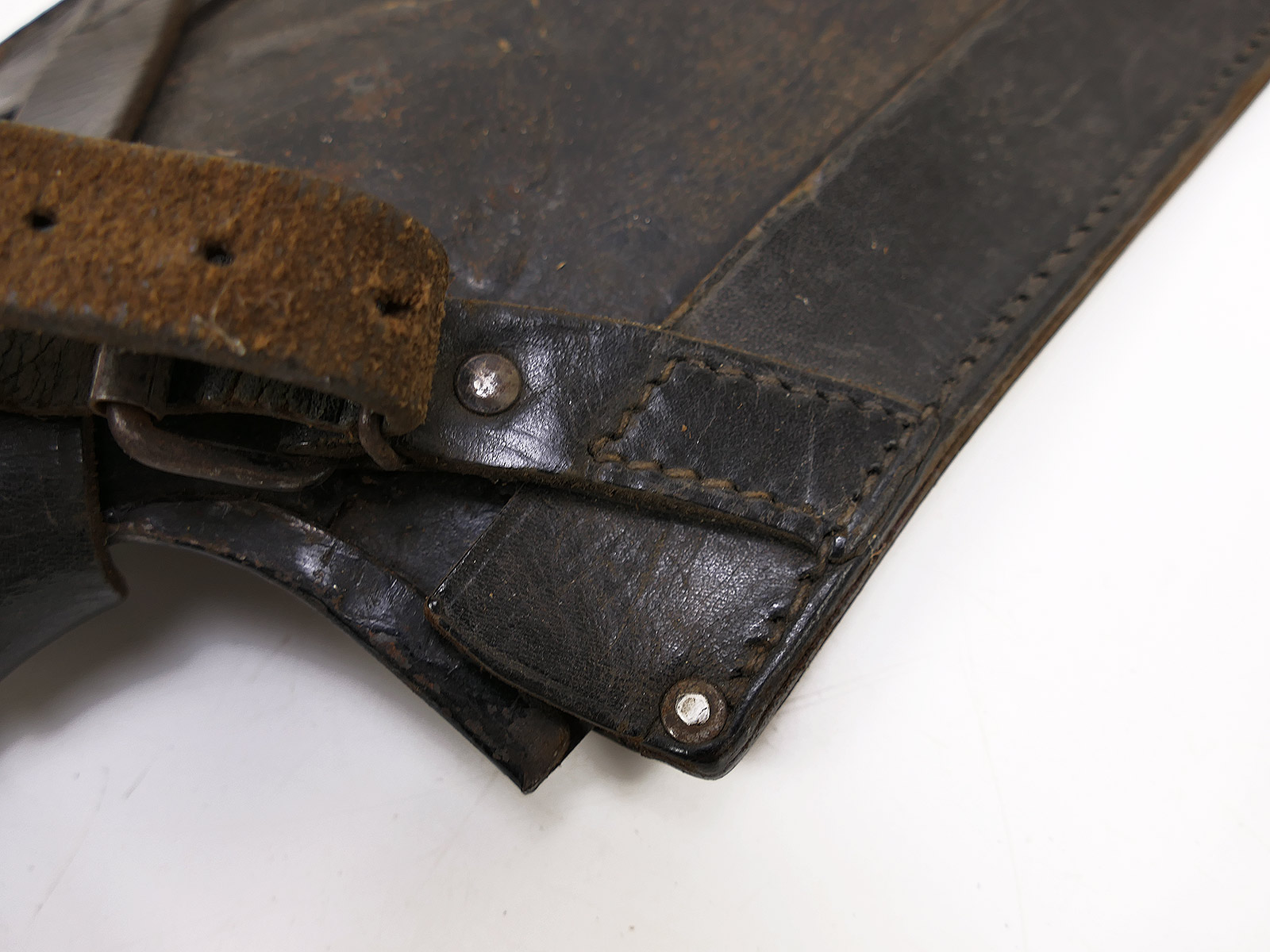 Antiker Infanterie Spaten mit Stempelung in Ledertasche / Spatentasche COLLECTION