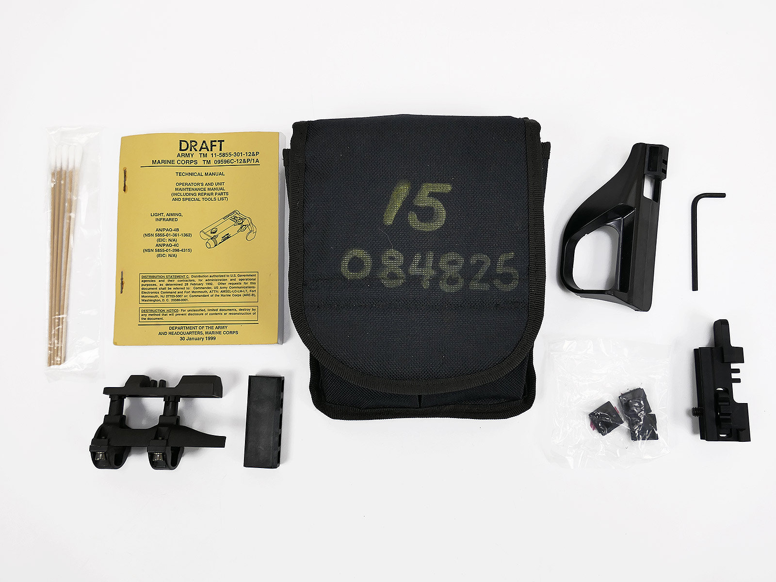 US GI Military Infrared Aiming Light Pouch mit Manual , Spare Parts Kit & Mounting