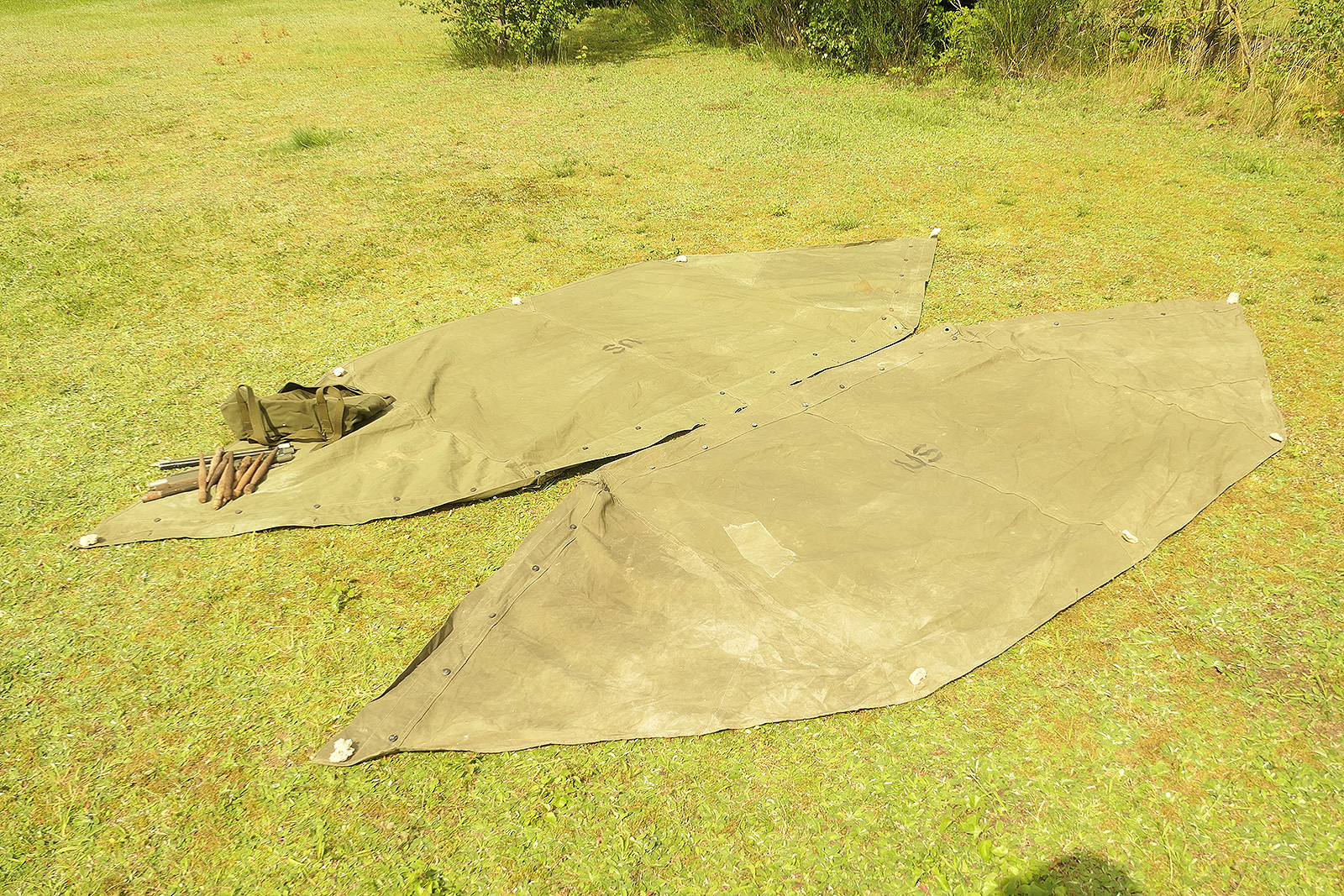 P1550467 #9 TYP US WW2 Zelt 2x Zeltbahn shelter Zeltplane tent half + Stangen und Holzpflöcke - Zweimannzelt