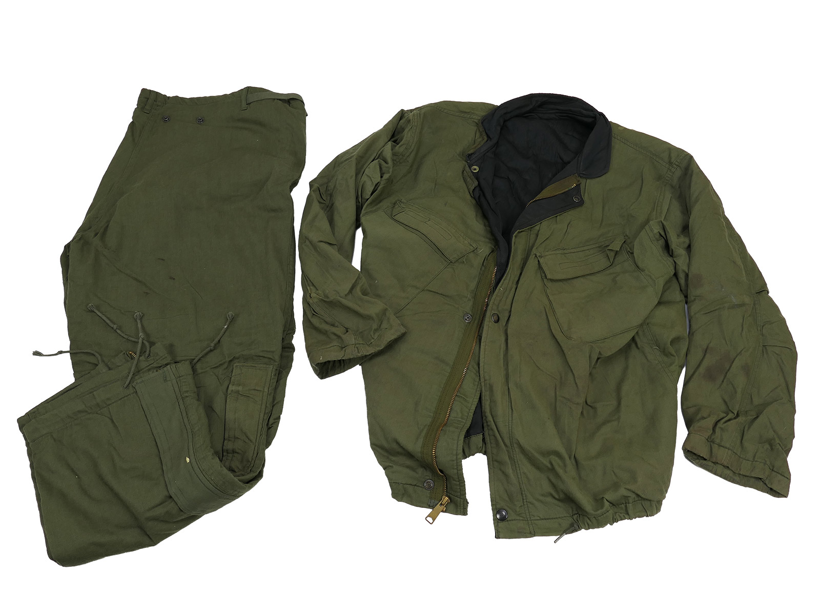 Flohmarktkiste 15kg Miliaria Militär Konvolut US Army Taschen Ersatzteile Bekleidung Ausrüstung Mützen ANSEHEN