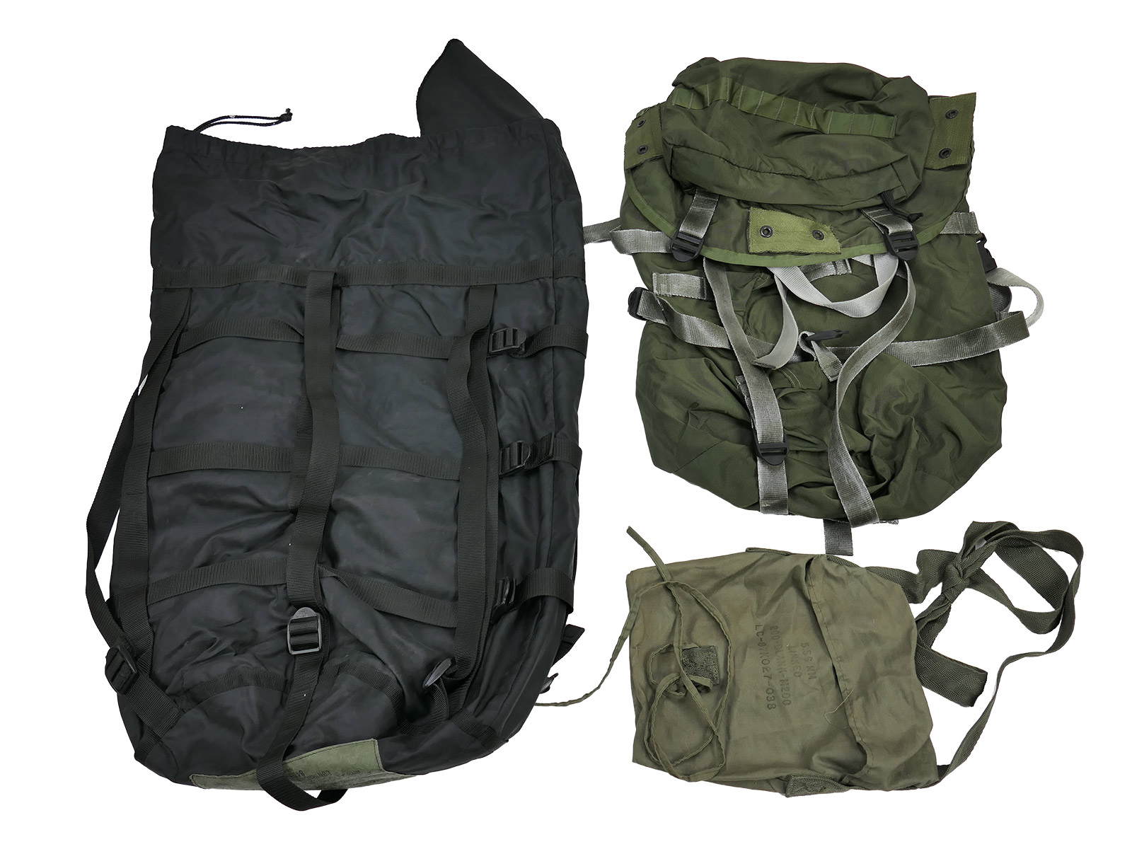 Flohmarktkiste 15kg Miliaria Militär Konvolut US Army Taschen Ersatzteile Bekleidung Ausrüstung Mützen ANSEHEN