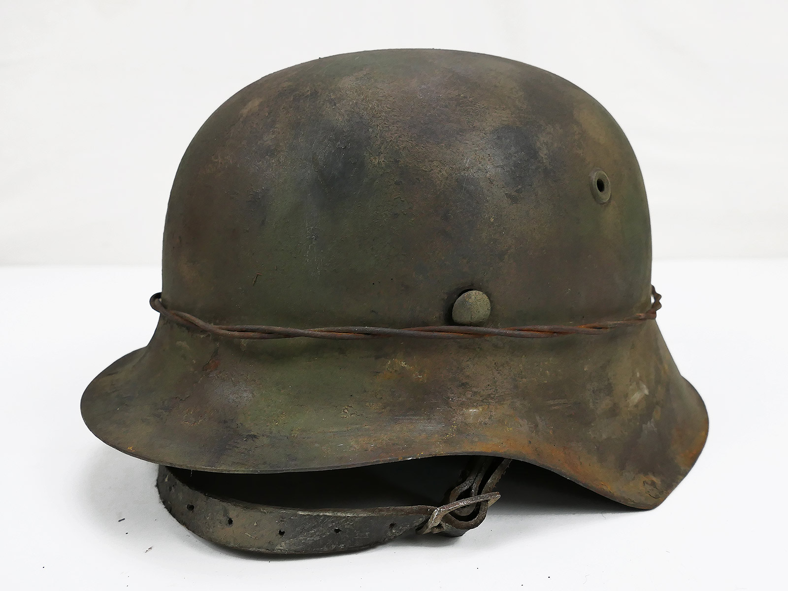 P1760010 Stahlhelm M42 Normandie camouflage Tarnhelm mit Draht - Antik Battleworn