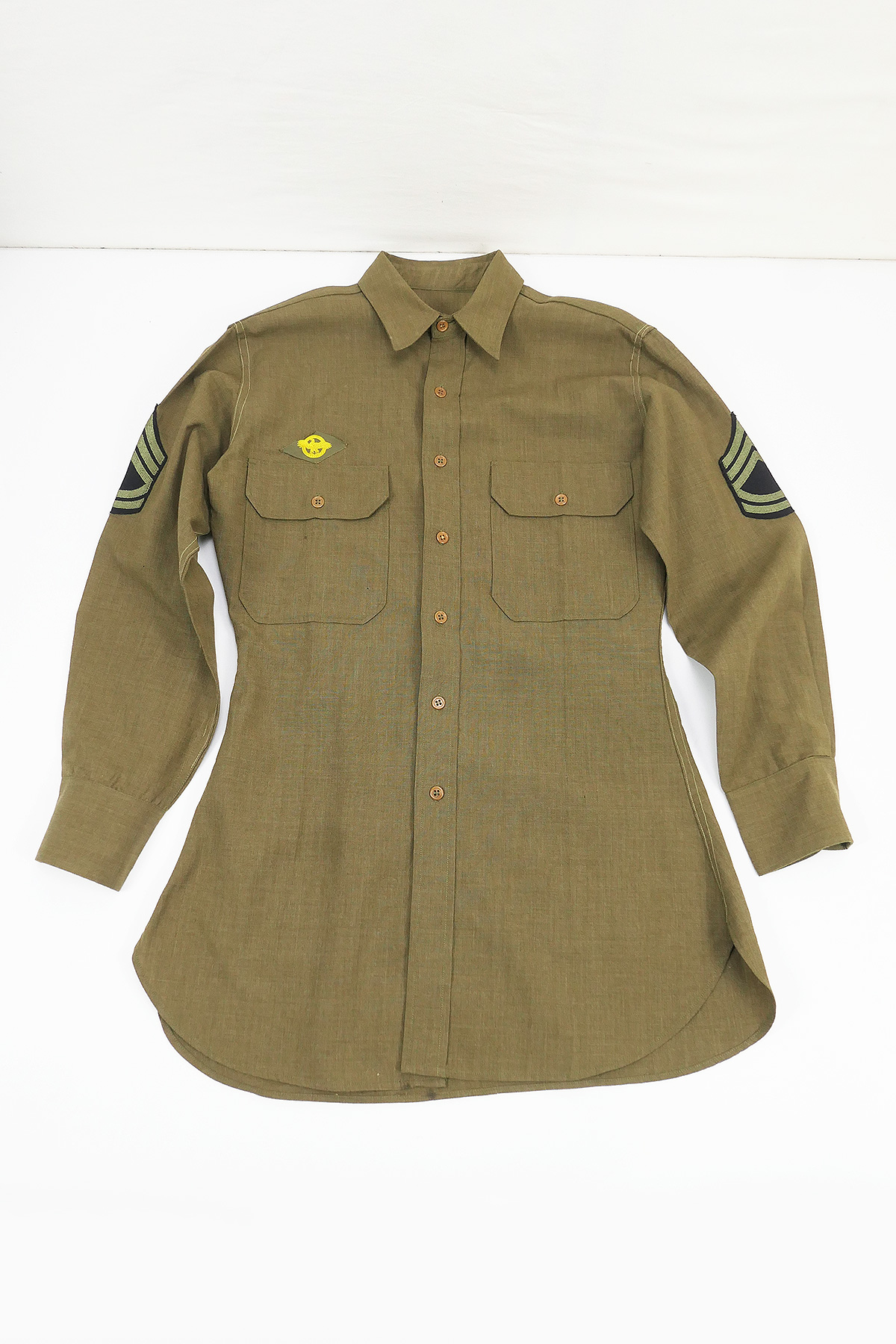 US Army Original WW2 Feldhemd M37 senfbraun mit Patches - Small (48)