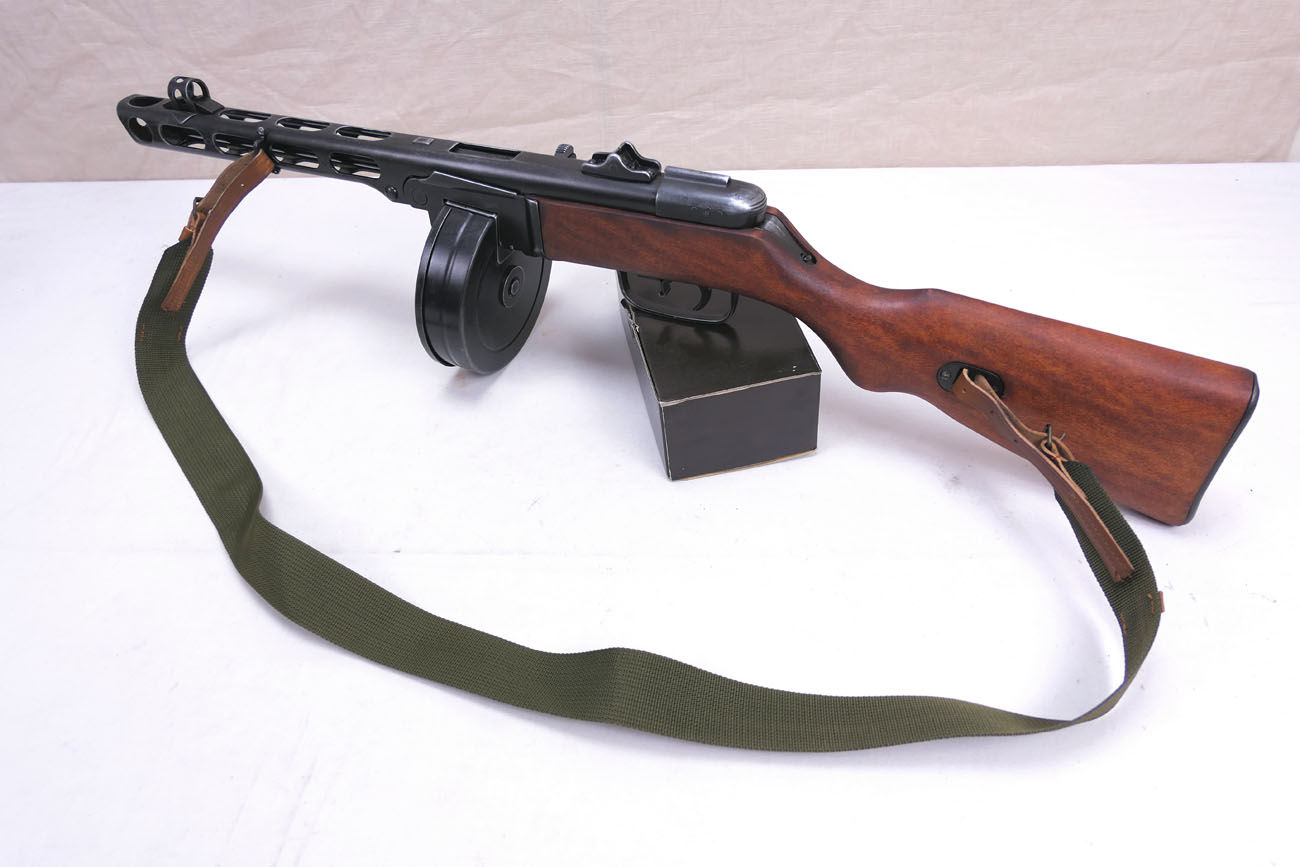 P1060238 Russische PPSch-41  Maschinenpistole Dekomodell Antik Finish mit Tragegurt + Trommelmagazin PPSH41