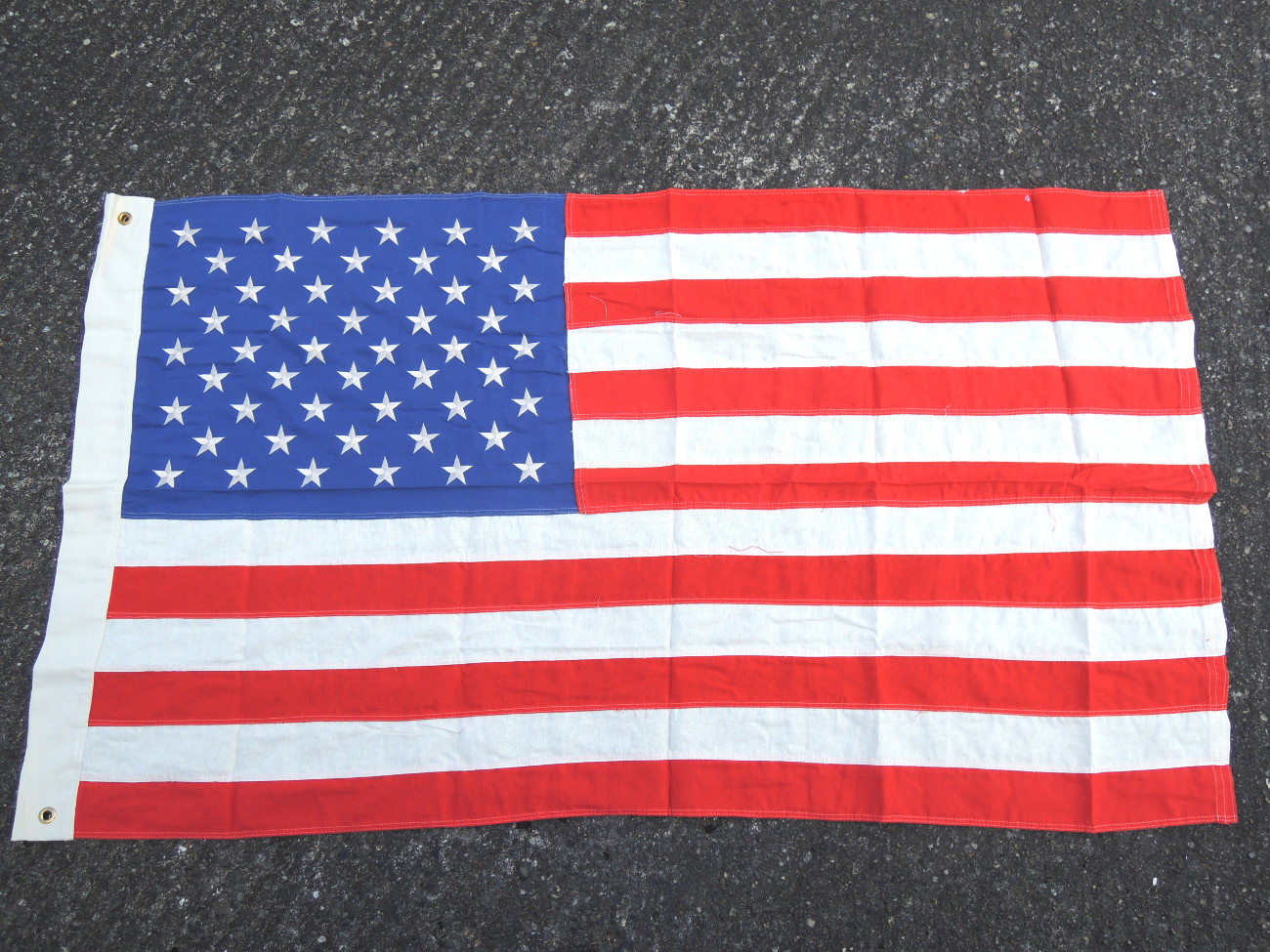 10076-2 US Vintage Fahne 50 Sterne Flagge gestickte Sterne, 93 x 155 cm mit Metallösen zum Aufhängen