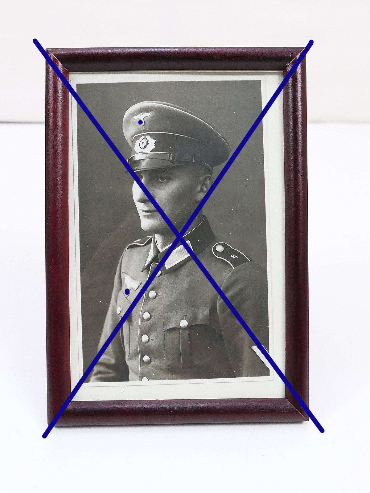 Wehrmacht Foto junger Soldat in Paradeuniform mit Schirmmütze 8.5x13.5 gerahmt