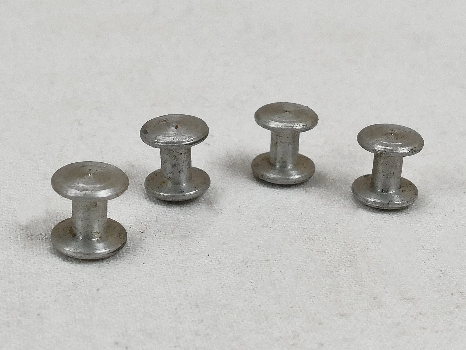 1x Original Metall Niete für Dienstglas Fernglas Riemen / auch für Stahlhelm Kinnriemen