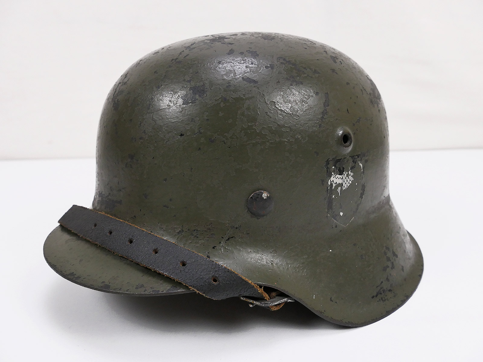 Original Wehrmacht M42 Stahlhelm DD Helm hkp64 mit Resten 2 Abzeichen und Helmfutter