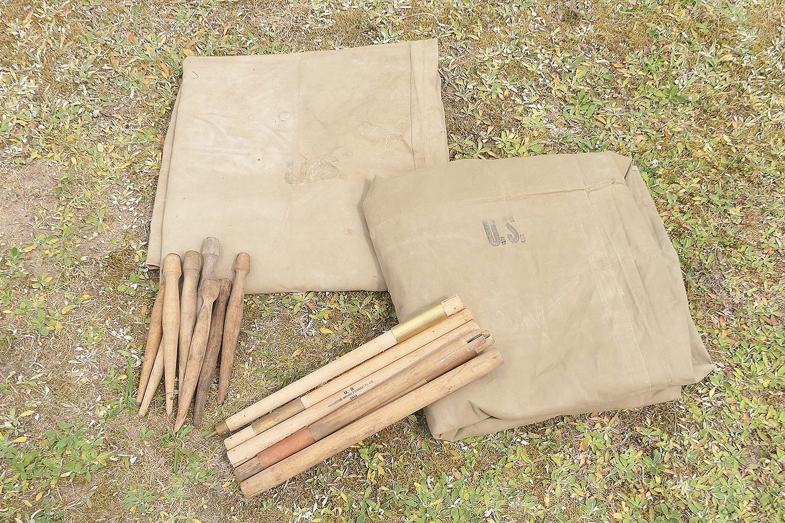 P1540751 #4 US Zelt 2x Zeltbahn shelter Zeltplane tent half 1942 + 2x Stangen 7x Holzpflöcke - Zweimannzelt