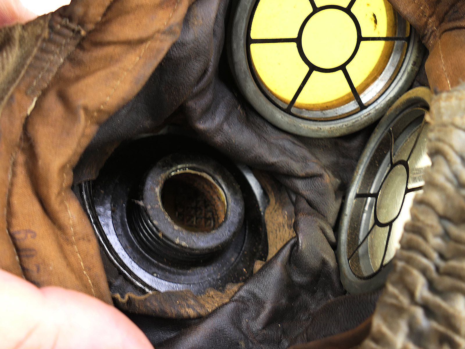 WK1 Original Leder Gasmaske M17 + Filter in Original Bereitschaftsbüchse COLLECTION BATTLE WORN