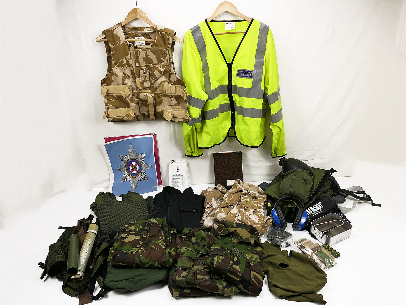 #2/ Neuzeit Militaria Konvolut - meist britisch Army Taschen Beutel Tarnbekleidung DPM *ANSEHEN* 