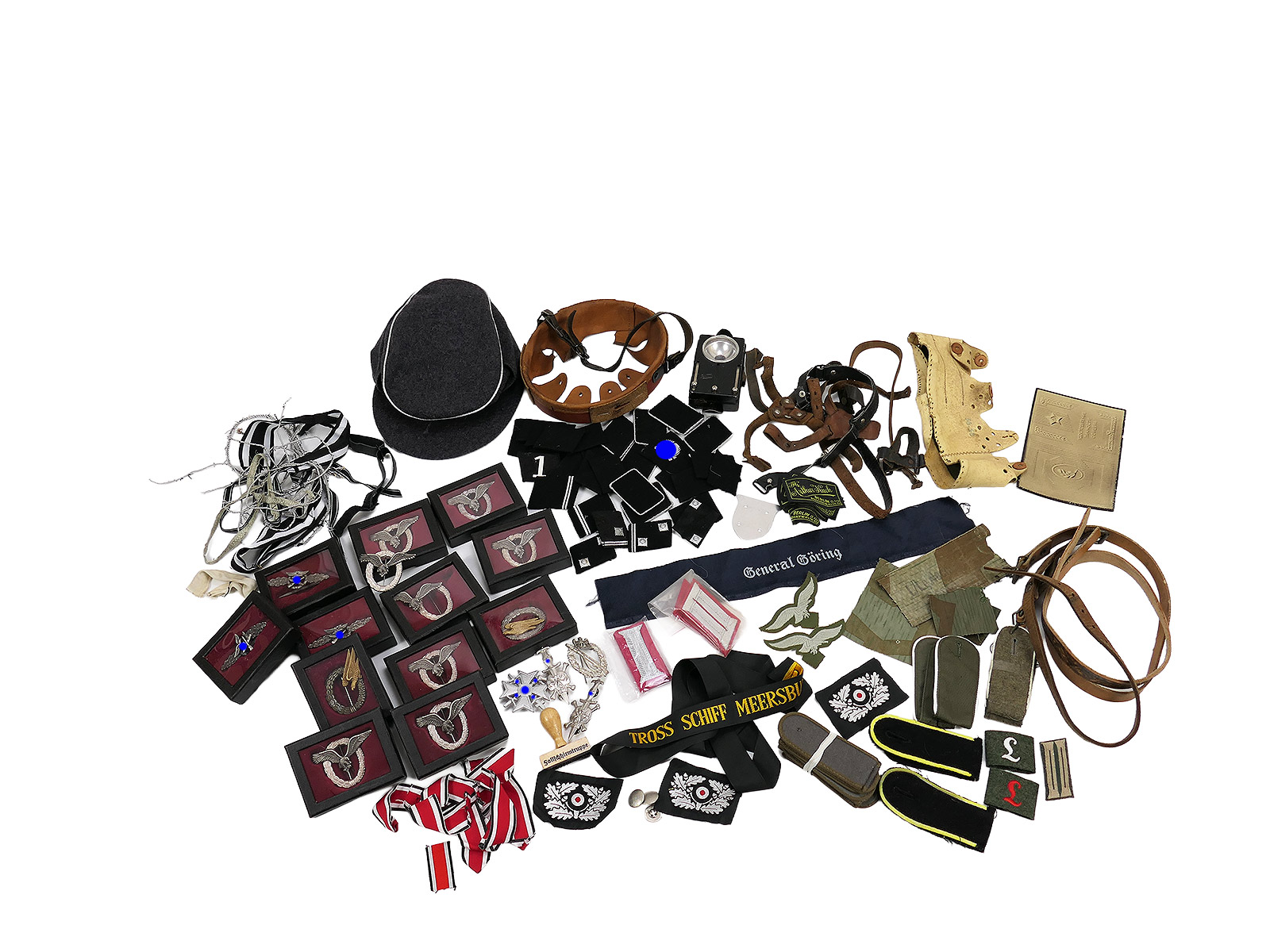 Militaria Konvolut Effekten Abzeichen Kragenspiegel Orden LW Feldmütze ANSEHEN 