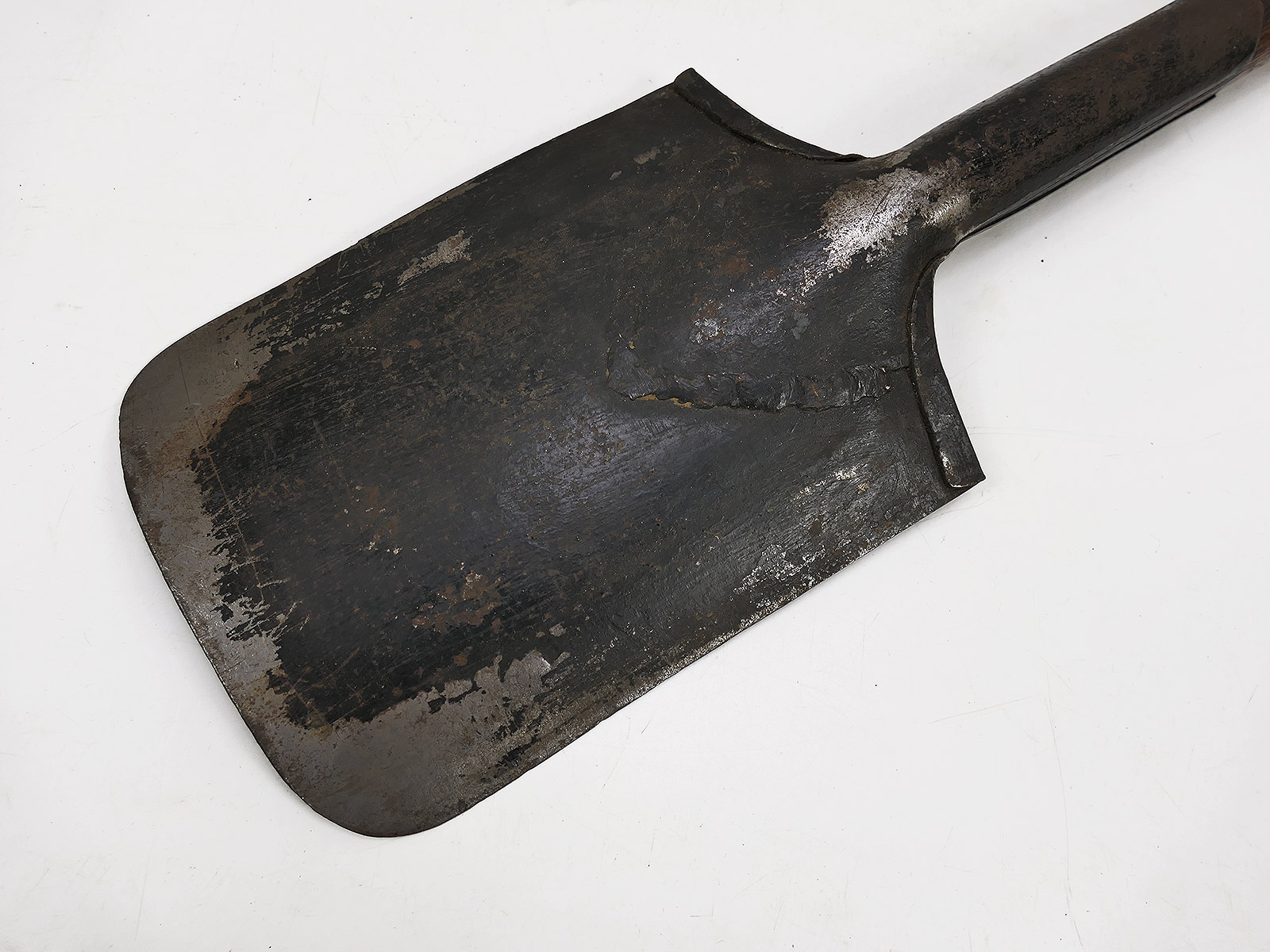 Antiker Infanterie Spaten mit Stempelung in Ledertasche / Spatentasche COLLECTION