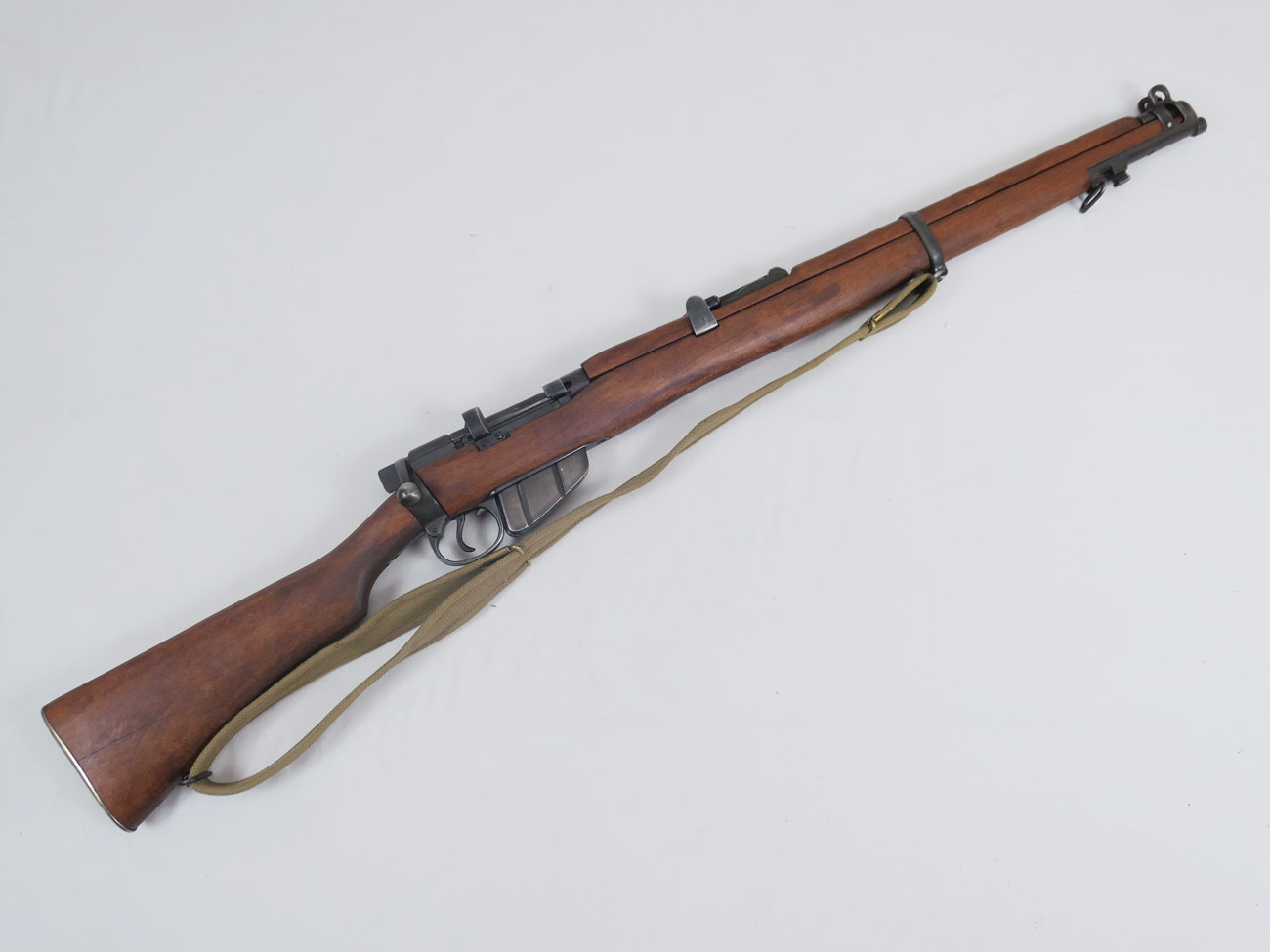 P1580349 Lee Enfield Rifle SMLE MK III Deko Modell antik Filmwaffe mit Trageriemen