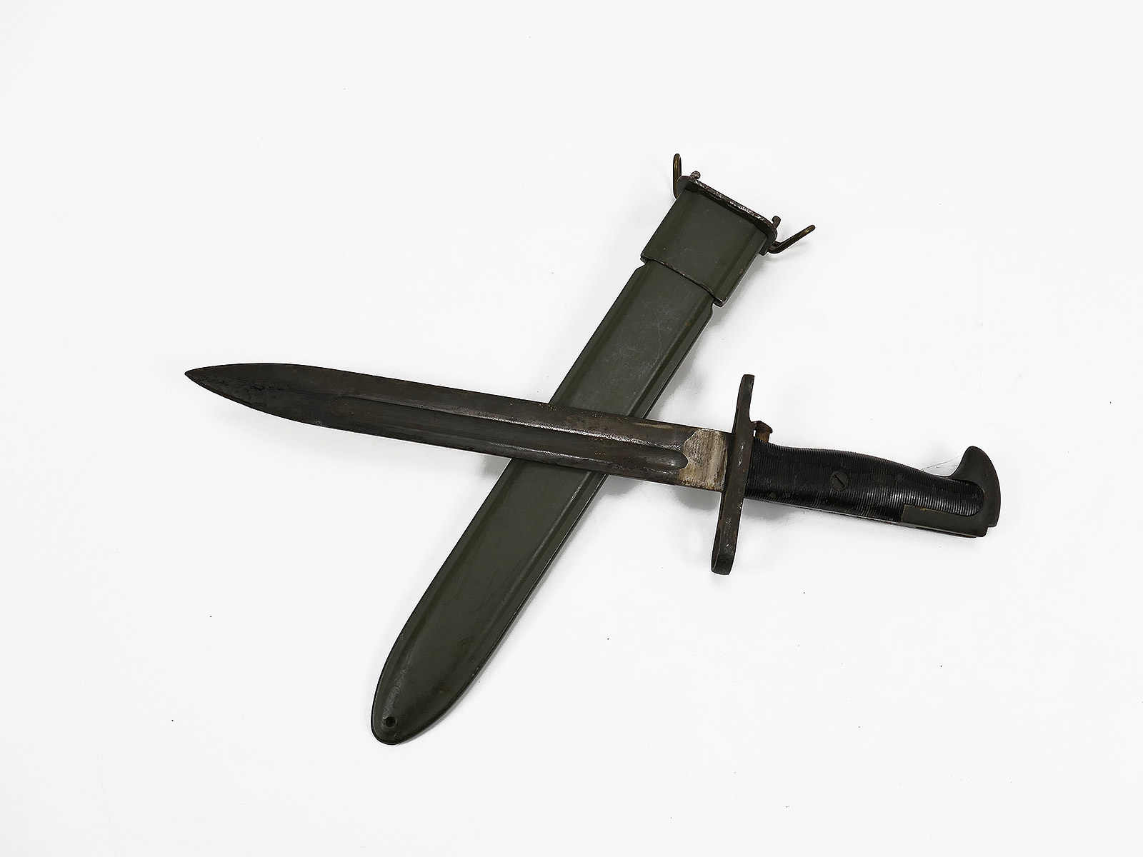 US Army WW2 M1 Bajonett in Scheide für M1 Garand Seitengewehr / Collection BATTLE WORN