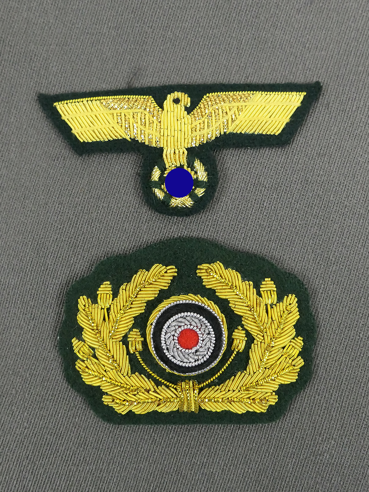 P1413706 Satz Effekten für Schirmmütze General Eichenlaub und Mützenadler gestickt auf M36 Tuch