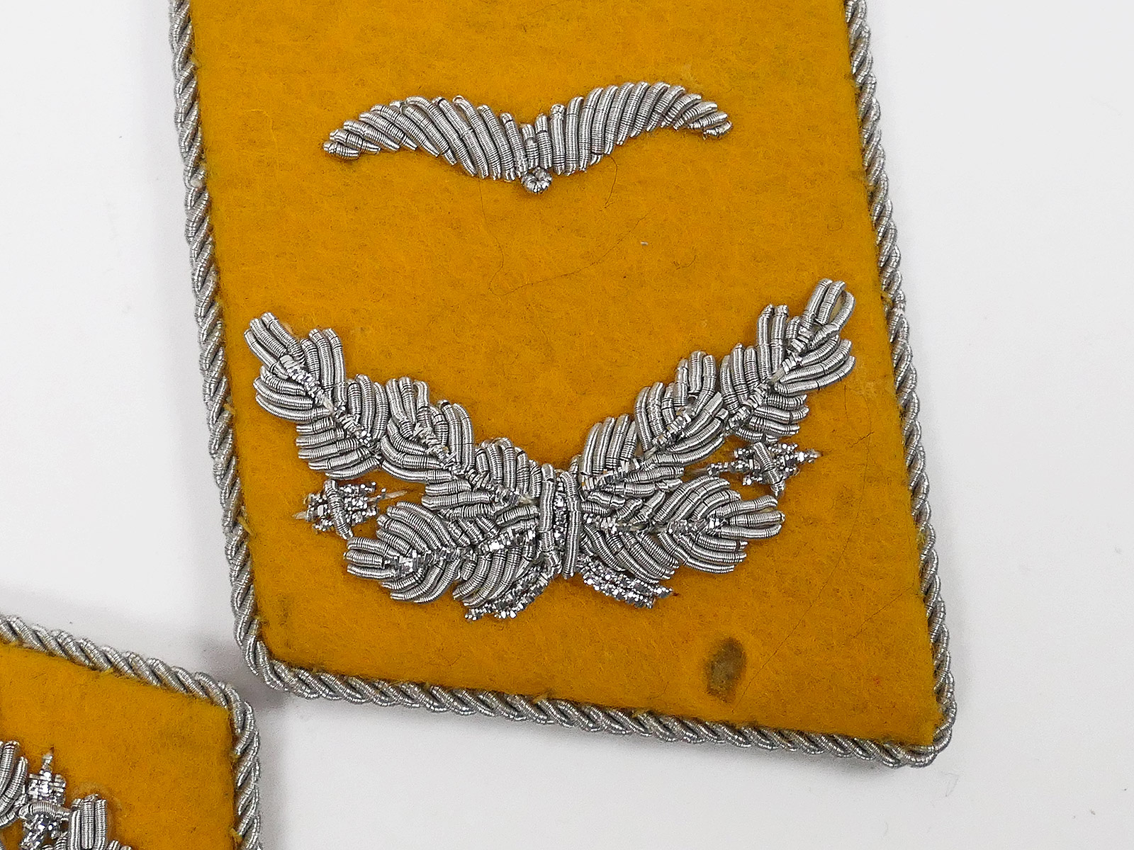 P1635895