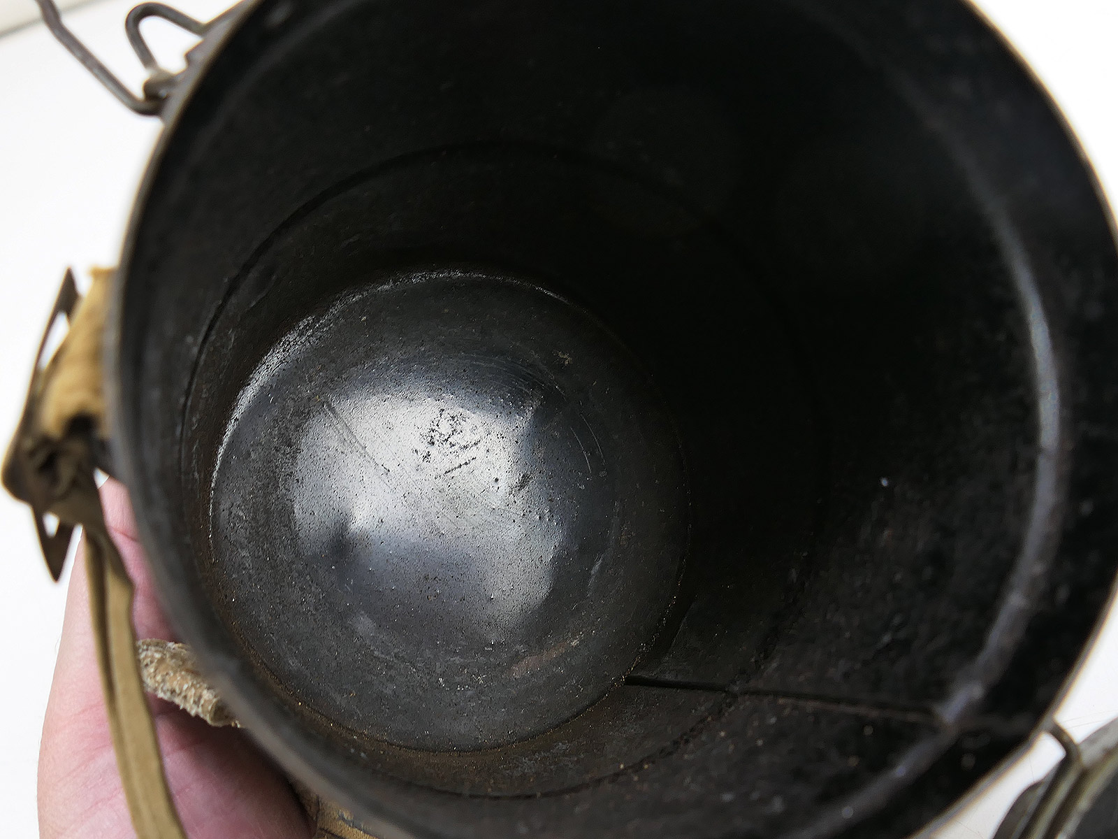 WK1 Original Leder Gasmaske M17 + Filter in Original Bereitschaftsbüchse COLLECTION BATTLE WORN