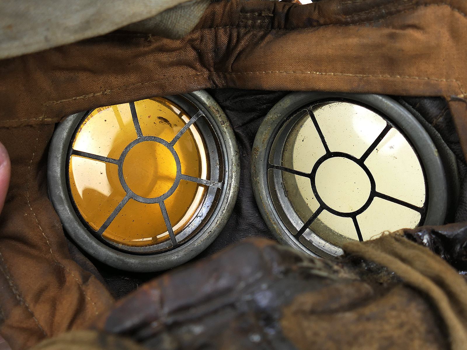 WK1 Original Leder Gasmaske M17 + Filter in Original Bereitschaftsbüchse COLLECTION BATTLE WORN