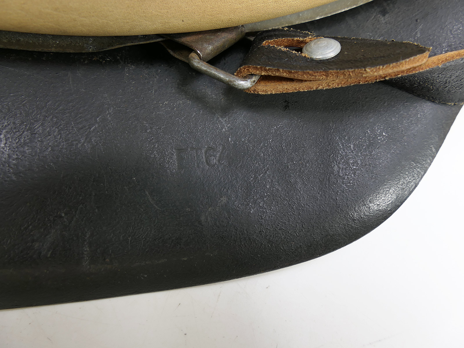 Original Luftwaffe Stahlhelm M42 ET64 mit Helmfutter u. Kinnriemen Gr.57 BATTLE WORN