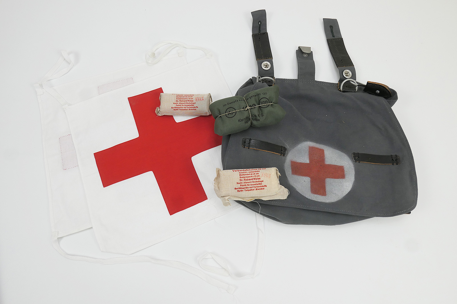 #2 WL Sanitäter Brotbeutel Set Rotkreuz Blaugrau mit Trageriemen und Verbandszeug Luftwaffe WW2