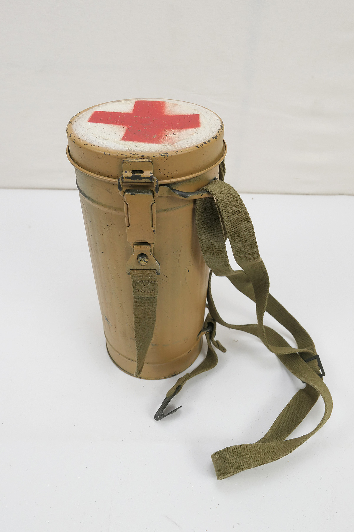 P1460938 #D DAK Afrikakorps Gasmaskendose Tarnanstrich Rotkreuz Sanitäter Schutzmaskenbüchse mit Beriemung