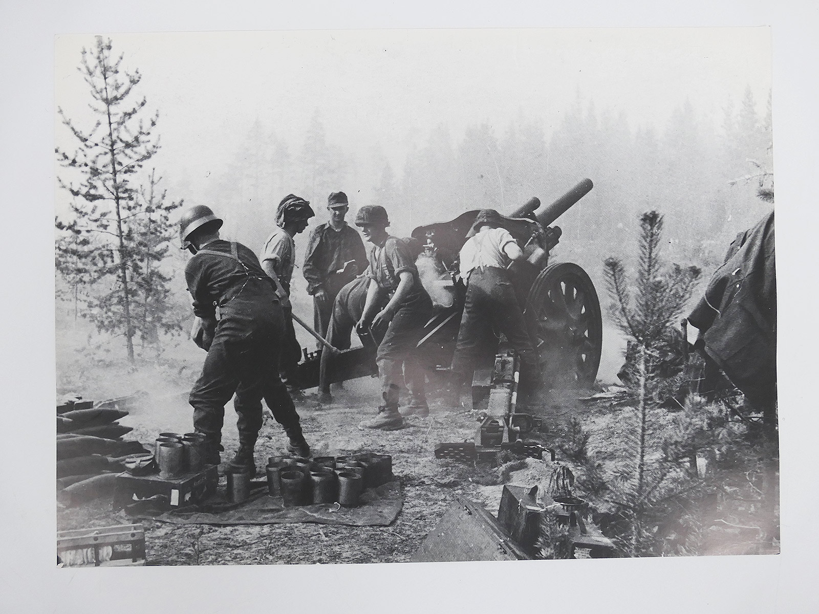 Poster / Bild Leichte Feldhaubitze LFH 18 im Karelischen Urwald / 6.SS Geb.Div.Nord (40x30cm)