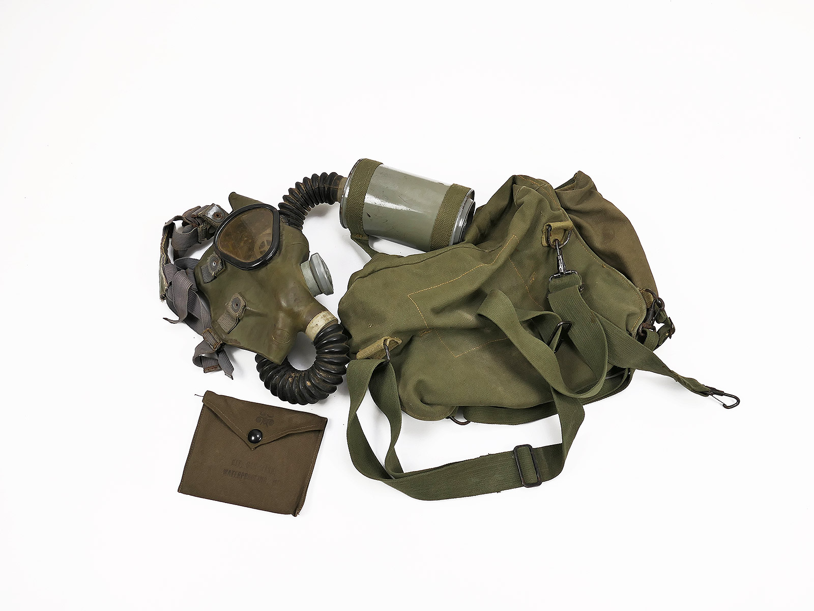 US Army WW2 Lightweight Service Gas Mask w/ Bag Gasmaske mit Gasmaskentasche COLLECTION BATTLE WORN 
