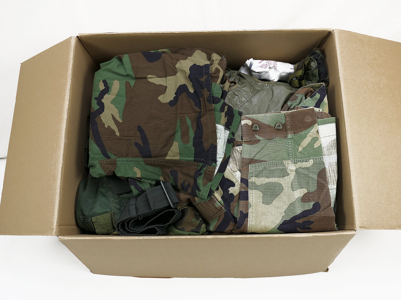 Flohmarktkiste 15kg Miliaria Militär Konvolut US Army Taschen Ersatzteile Bekleidung Ausrüstung Mützen ANSEHEN