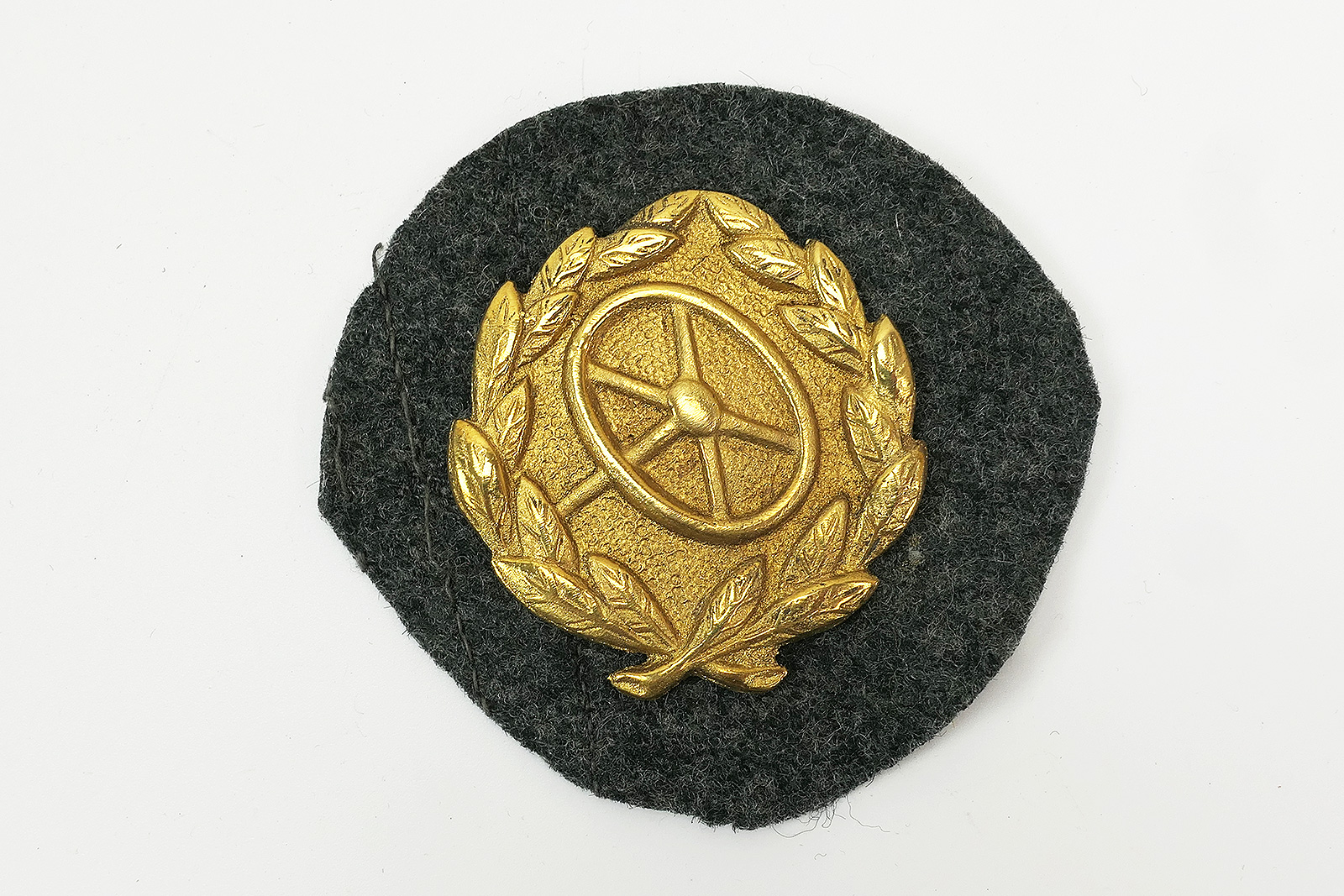 Wehrmacht Abzeichen Kraftfahrbewährungsabzeichen Gold auf original Stoffabschnitt
