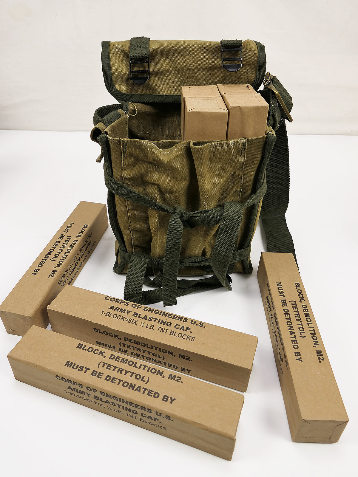 US Army WW2 Airborne Demolition Bag Sprengmitteltasche mit Deko Inhalt TNT Blocks Collection BATTLE WORN 