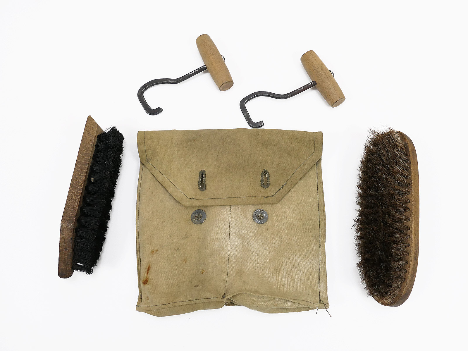 Altes antikes Schuhputzzeug Tasche 2x Schuhbürste + Paar Stiefelanzieher
