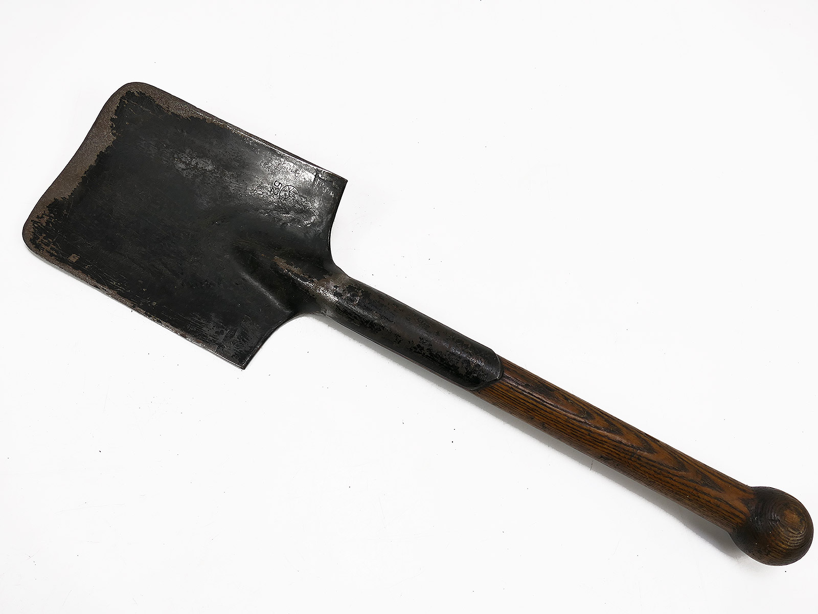Antiker Infanterie Spaten mit Stempelung in Ledertasche / Spatentasche COLLECTION