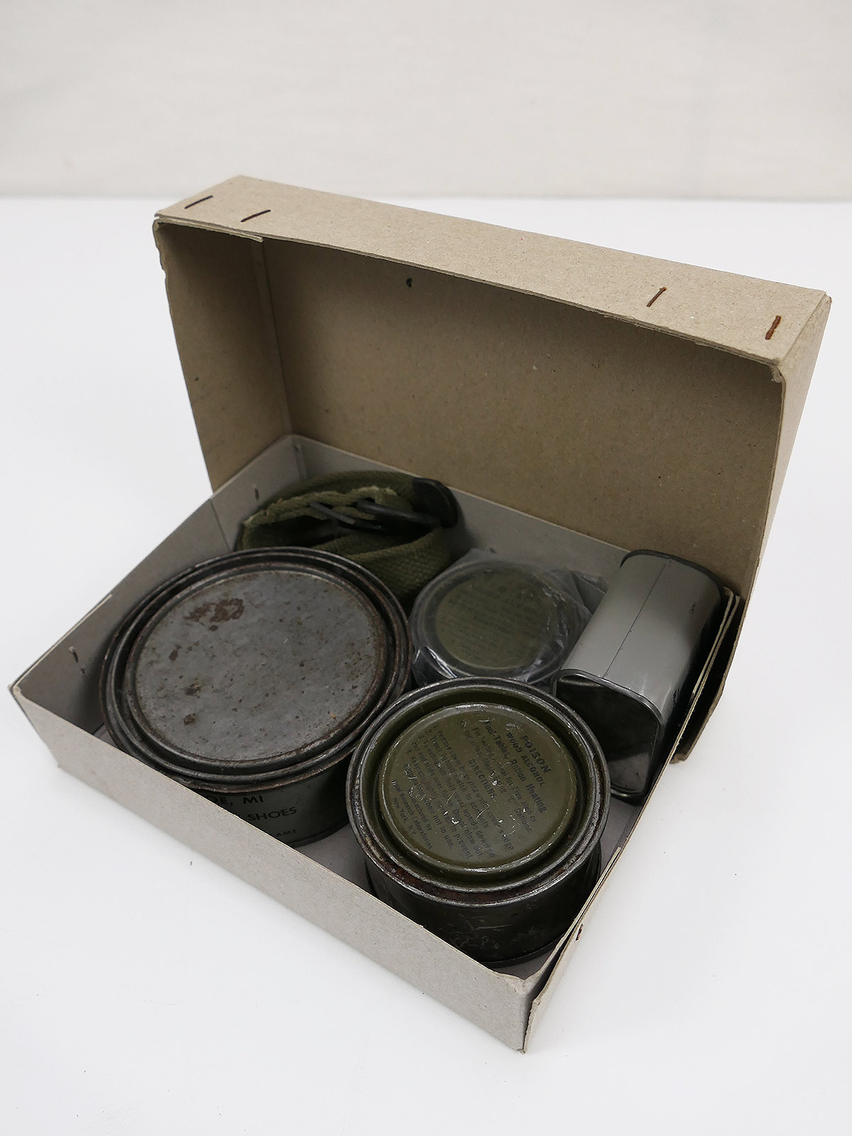 P1704477 US Army G.I. Personal Stuff Vintage Poison Wood Alcohol insective powder ....Dosen