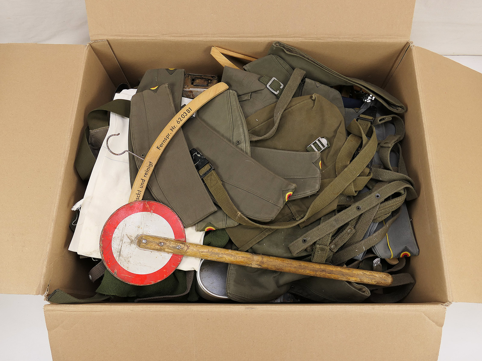 Flohmarktkiste 17kg Miliaria Konvolut BW Bundeswehr Taschen Ersatzteile Bekleidung Ausrüstung Mützen ANSEHEN