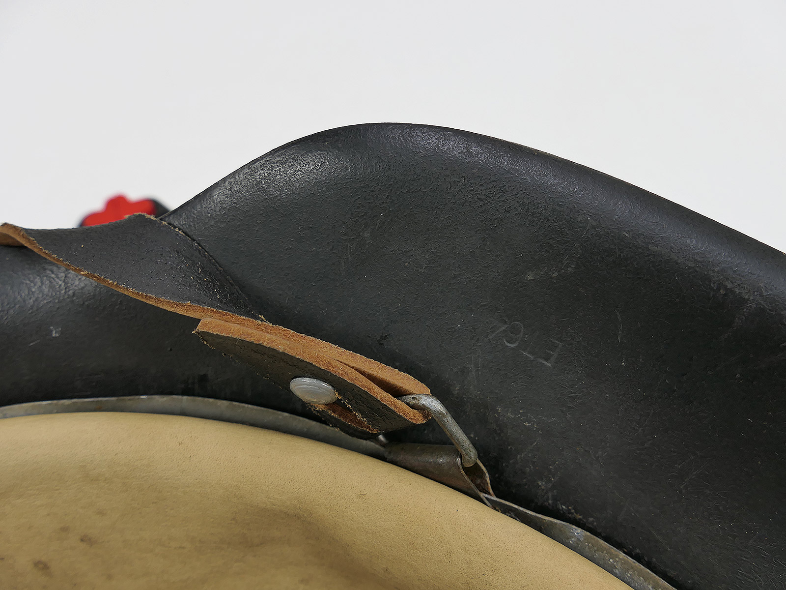 Original Luftwaffe Stahlhelm M42 ET64 mit Helmfutter u. Kinnriemen Gr.57 BATTLE WORN