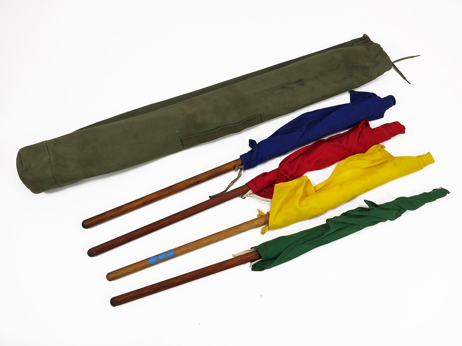 Original Bundeswehr Flaggensatz mit Tasche 4 KFZ Marsch Flaggen Rot Blau Grün Gelb