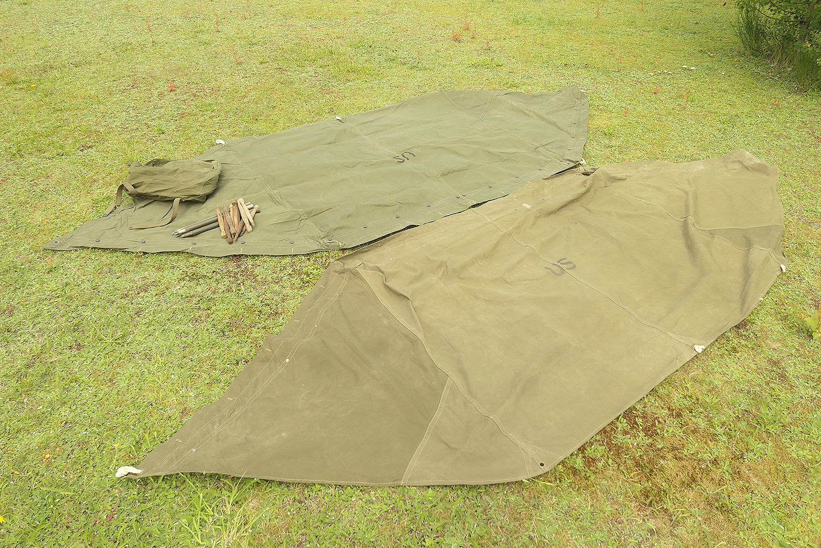 P1550410 #6 TYP US WW2 Zelt 2x Zeltbahn shelter Zeltplane tent half + Stangen und Holzpflöcke - Zweimannzelt