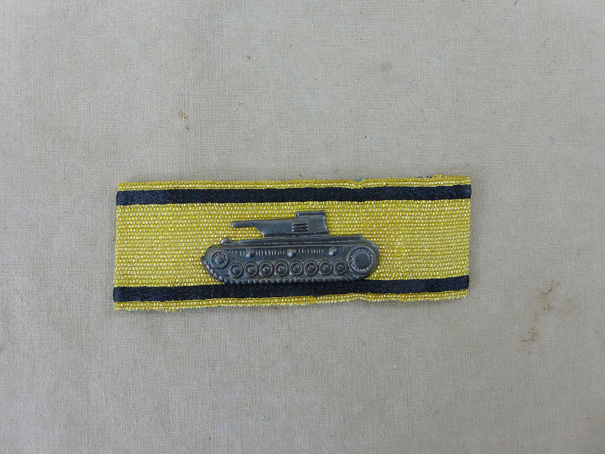 8405-3 Panzervernichtungsabzeichen in Gold / Sonderabzeichen f.d. Niederkämpfen von Panzern Auflage schwarz
