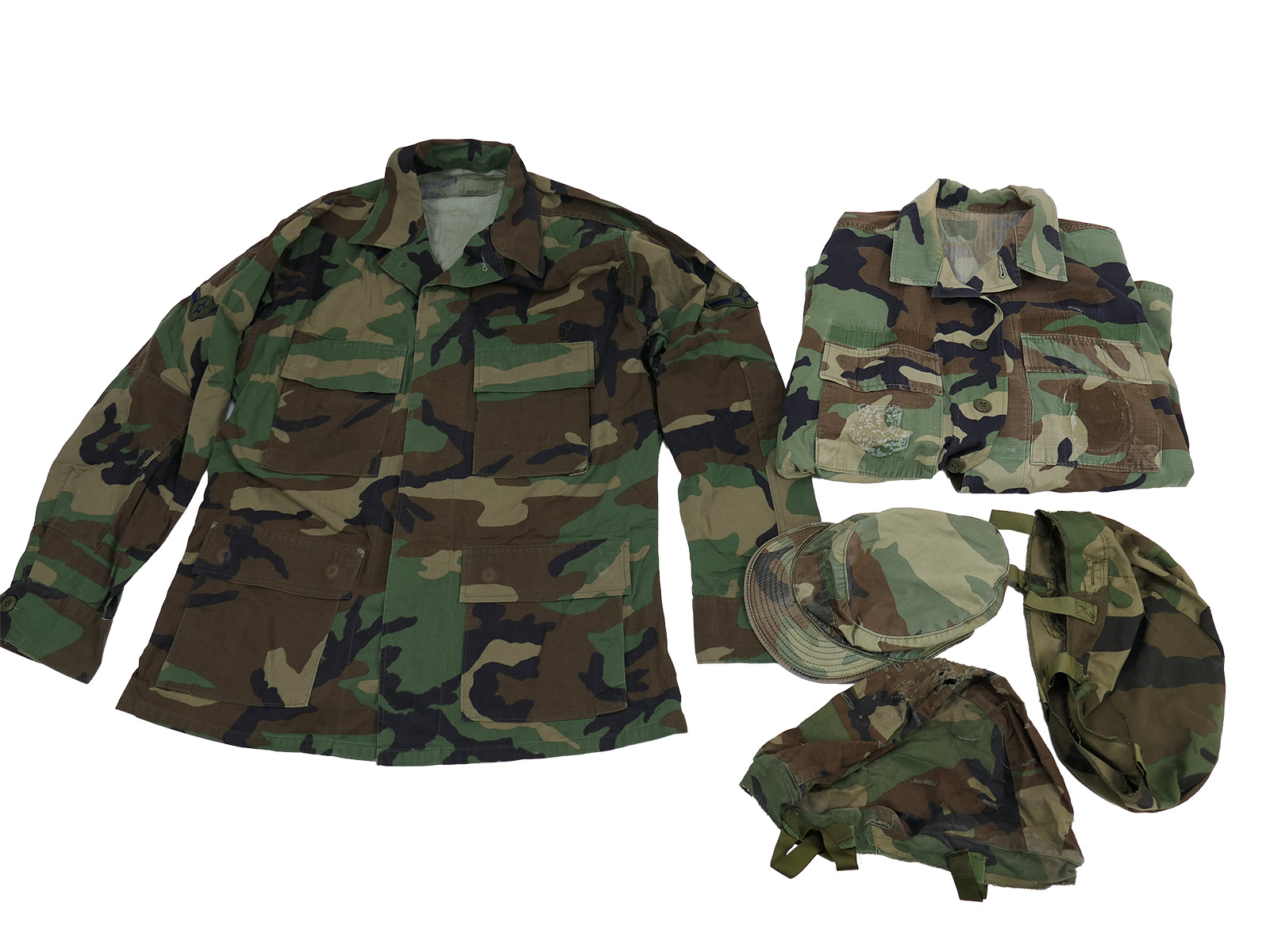Flohmarktkiste 15kg Miliaria Militär Konvolut US Army Taschen Ersatzteile Bekleidung Ausrüstung Mützen ANSEHEN