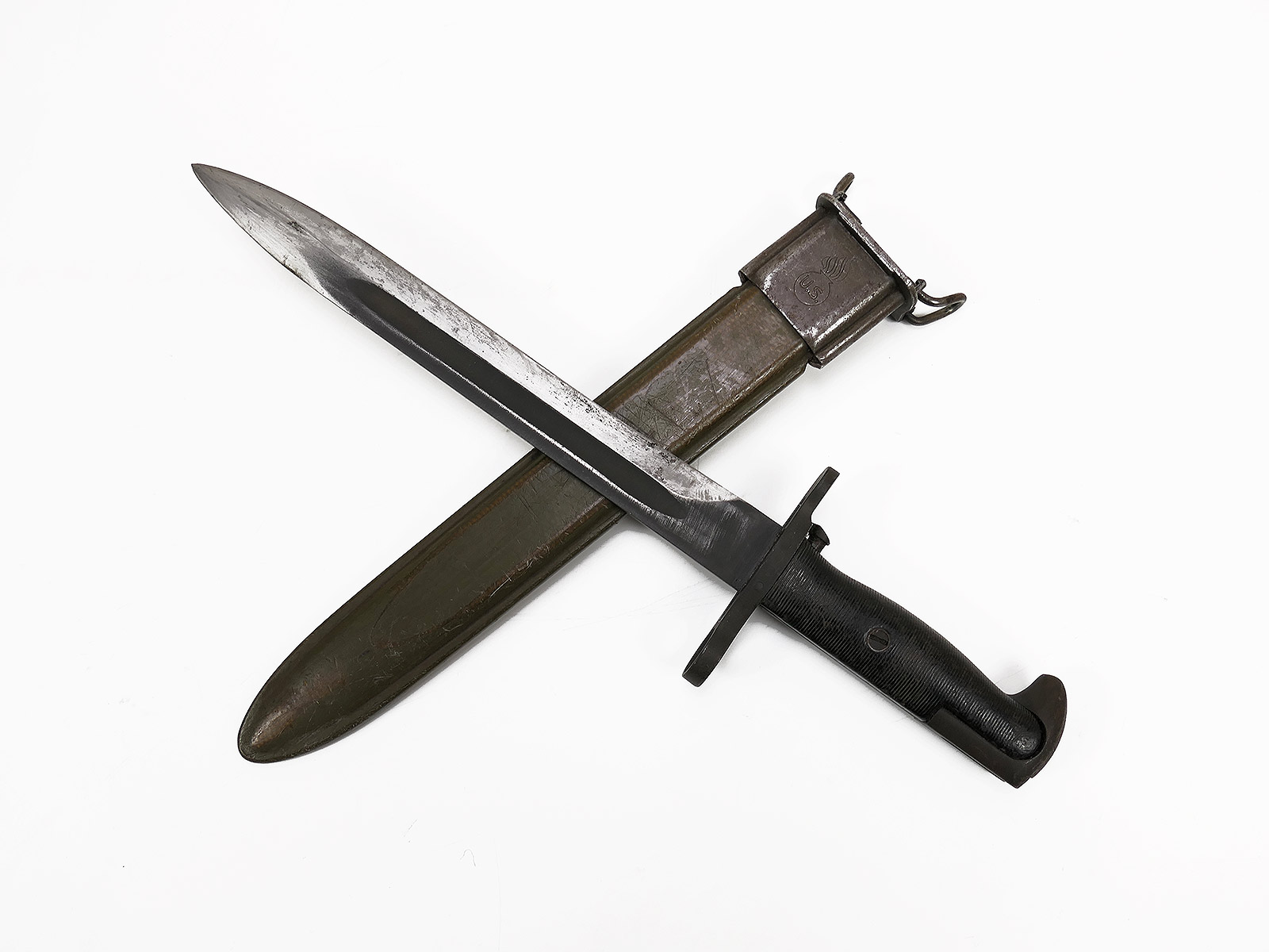 US Army WW2 M1 Bajonett A.F.H. in Scheide für M1 Garand Seitengewehr / Collection BATTLE WORN 