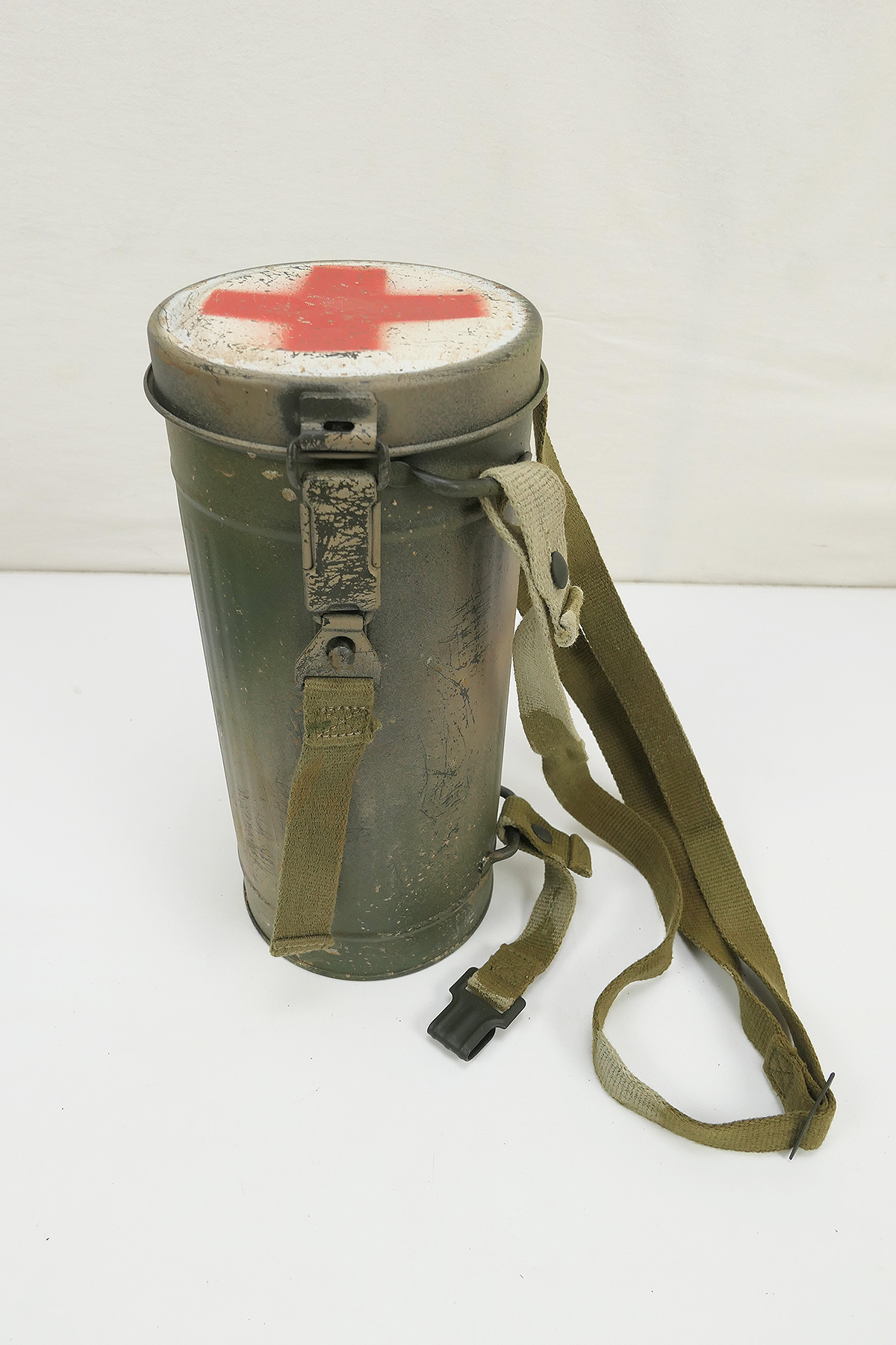 P1460857 DAK Südfront Gasmaskendose Tarnanstrich Rotkreuz Sanitäter Schutzmaskenbüchse mit Beriemung